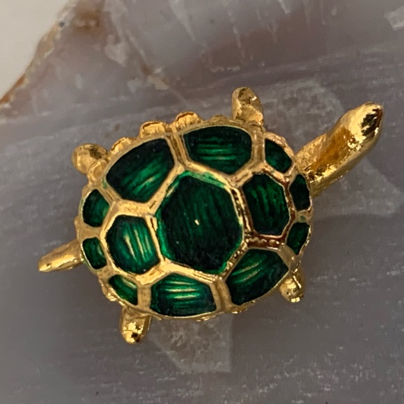 Vintage Jewelry - Tiny Golden Turtle Tortoise Green Enamel Vintage Hat or Lapel Pin